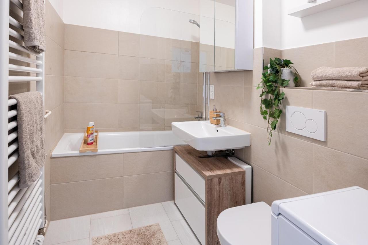 Moderne 2-Zimmer-Wohnung Mit Atemberaubender Skyline Aussicht Auf Frankfurt! Steinbach im Taunus Exterior photo